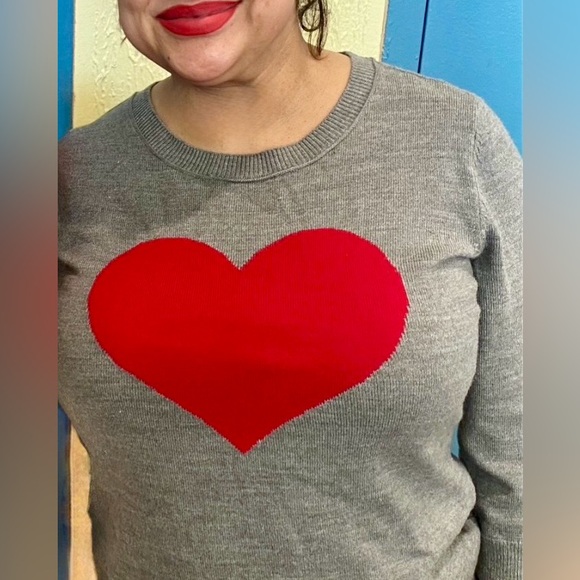 ❤️  New York & Company - Gray Sweater with Red Heart ❤️ Size Large - Picture 6 of 6